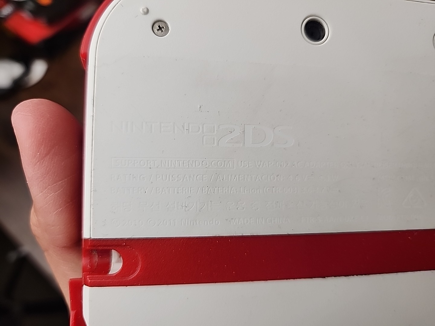 Nintendo 2DS Handheld Game Console FTR-001 White/Red With Memory Card & Charger