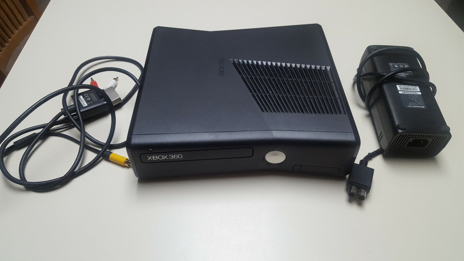 MICROSOFT XBOX 360 MODEL 1439 SLIM BLACK CONSOLE POWER SUPPLY AND A/V CABLE