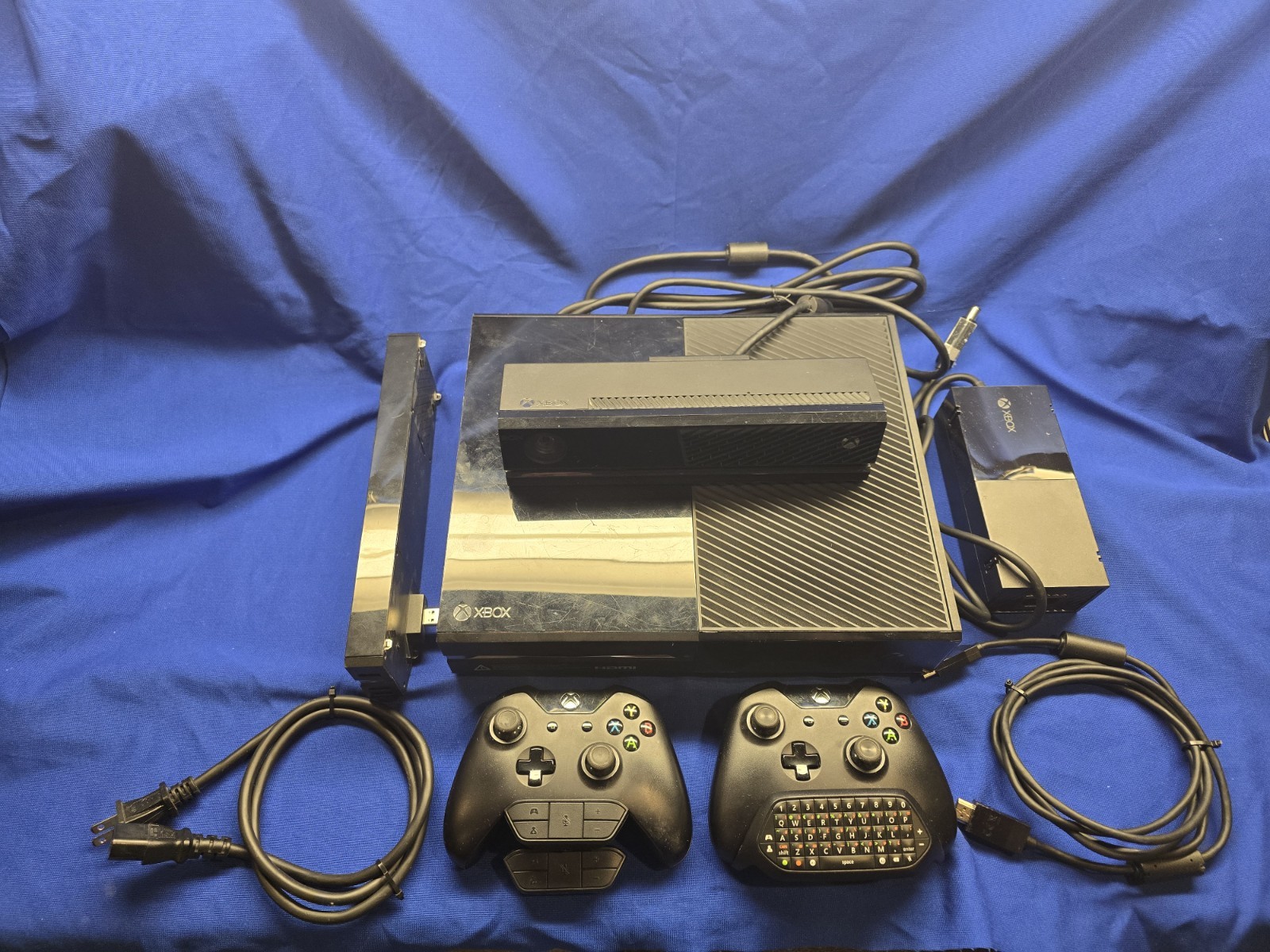 Microsoft Xbox One 500GB Console w/ Kinect – 2 Controllers & Add On’s (Tested)