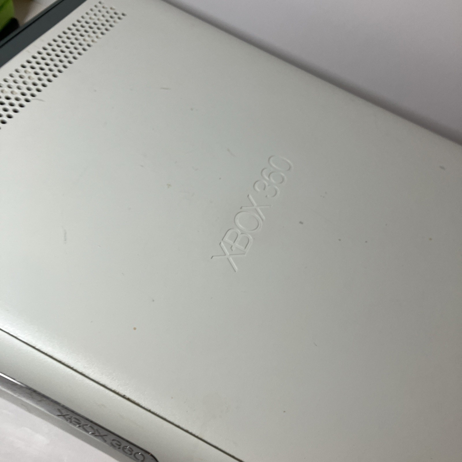 Microsoft Xbox 360 Pro System Bundle 60GB White Console (4)