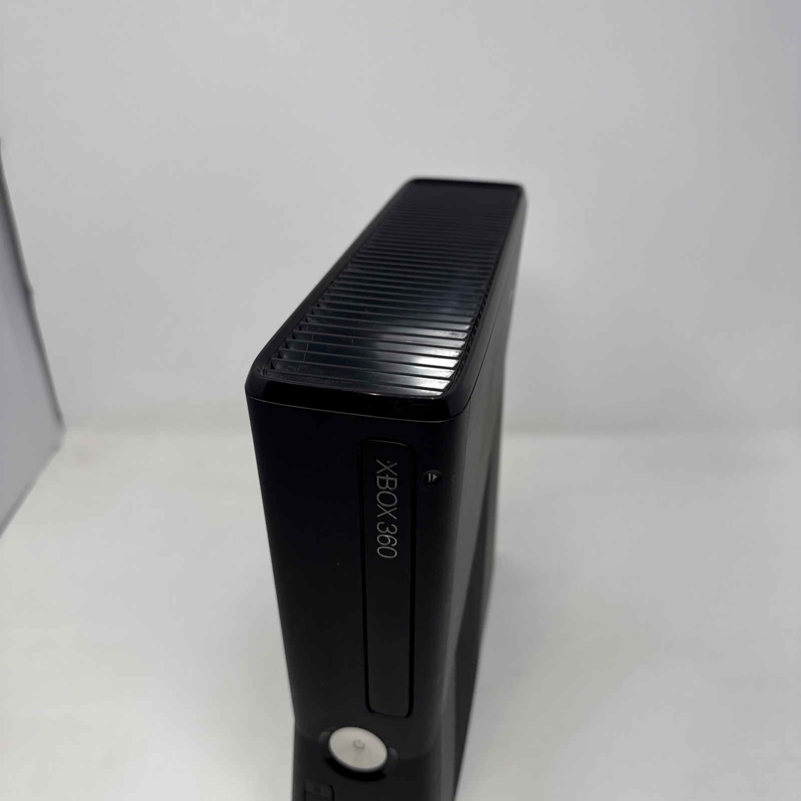 MICROSOFT XBOX 360S – 500GB – 1439 – Controller, Cables, 2 Games Tested Works