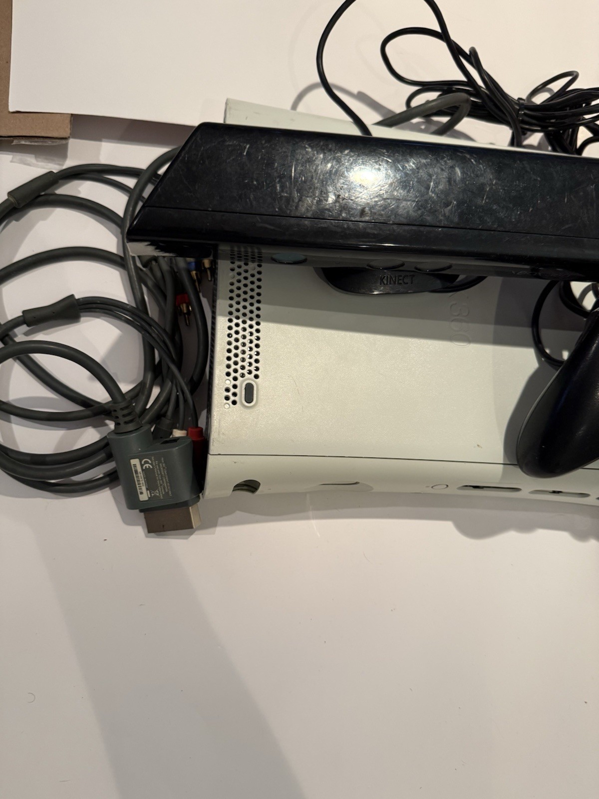 Microsoft Xbox 360 Console Bundle Kinect Sensor 1414 Wired Controller