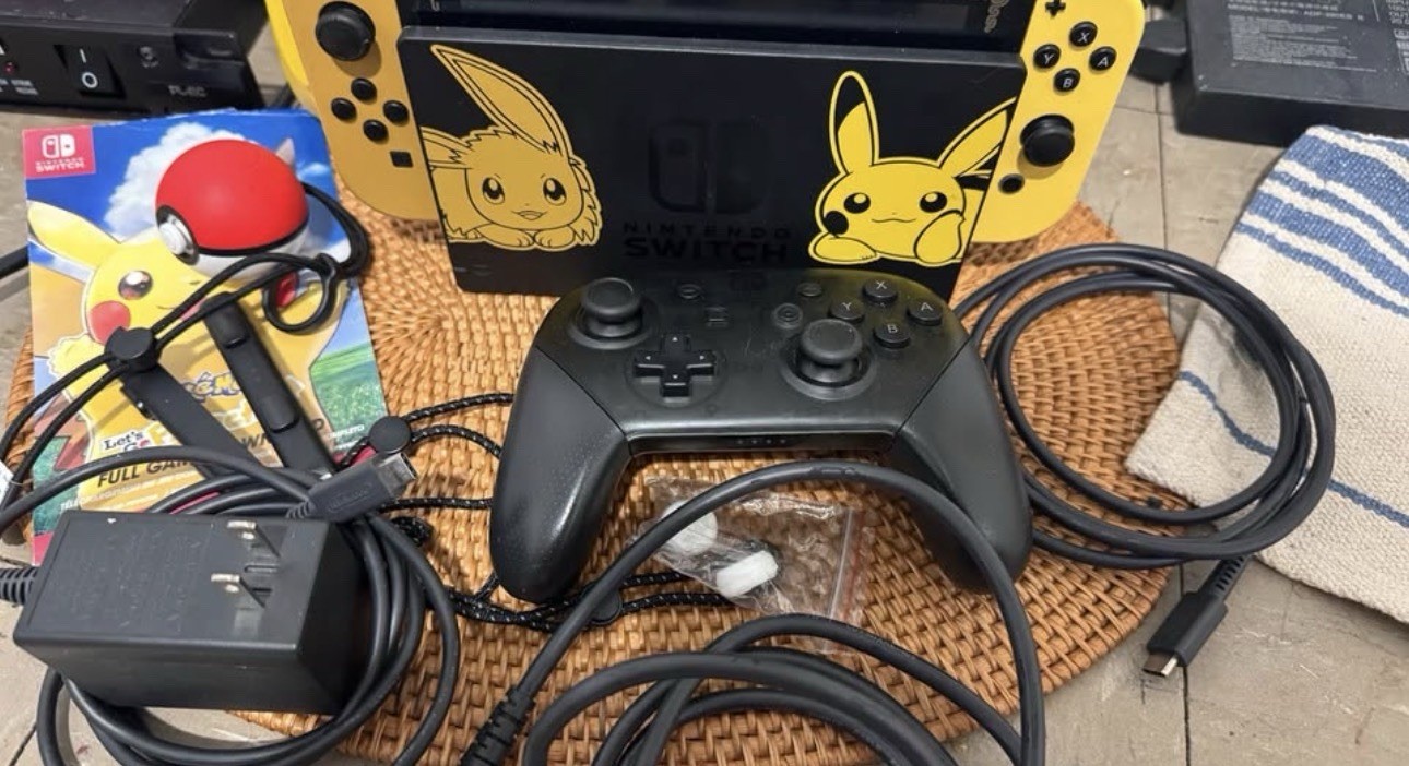 Charity Nintendo Switch PIKACHU & EEVEE + Poké Ball Plus