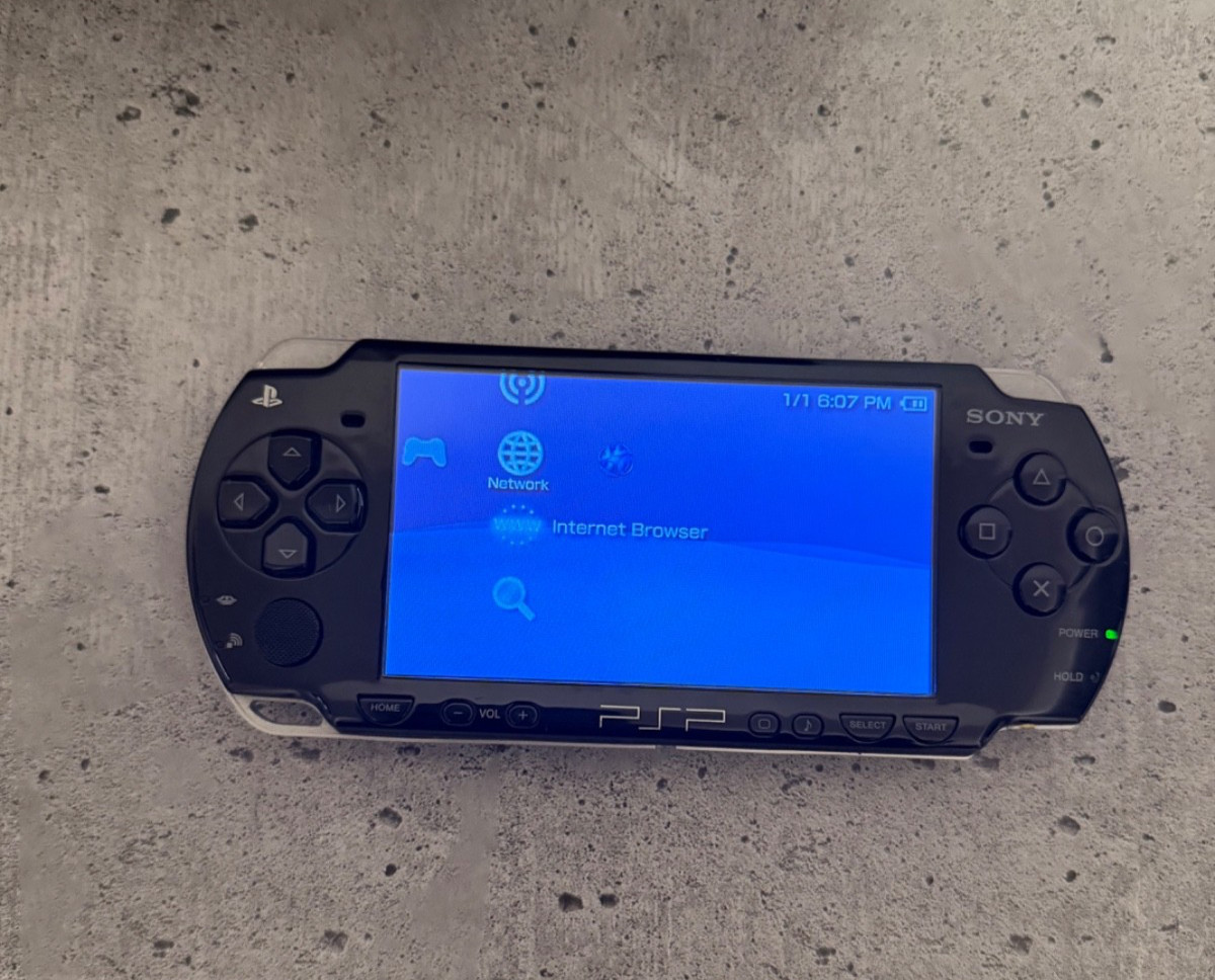 Sony PSP 2000 Launch Edition 64MB Handheld System – Piano Black