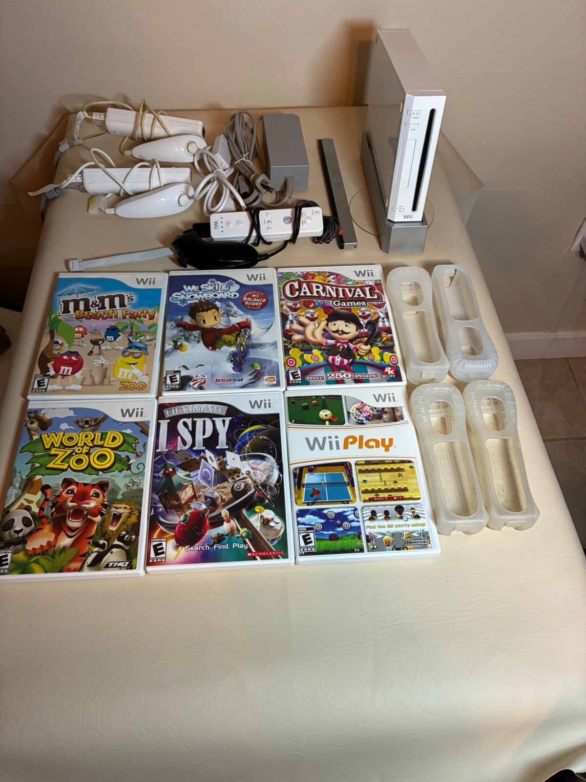 Nintendo Wii Console Bundle 3 Controllers, PS, HDMI, 6 games, Corded Motion Sen