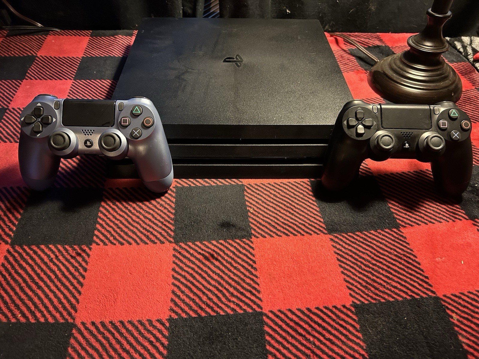 Sony PlayStation 4 PS4 Pro Console 1TB Bundle 2 Controllers 2 Games TESTED