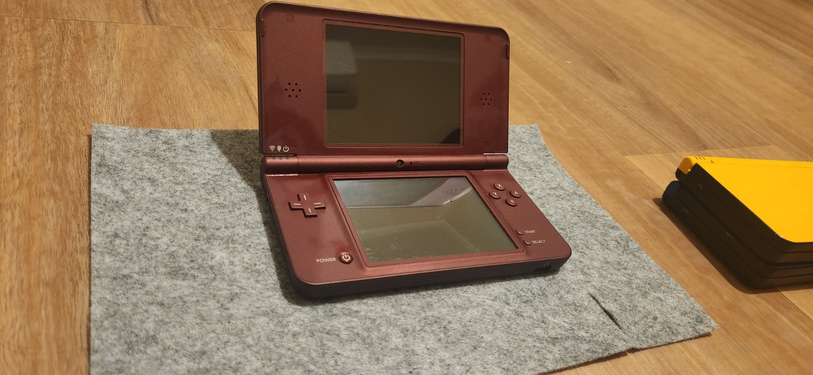 Nitendo Dsi Xl Red Yellow Blue