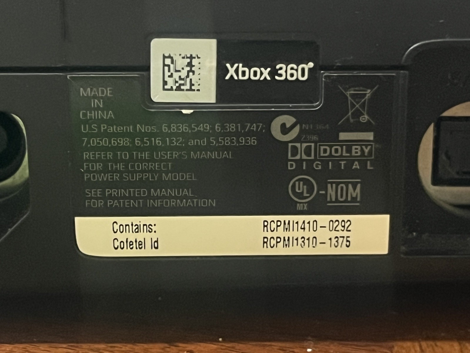 Xbox 360 Console with kinect Box 2 controllers and call of duty mw2