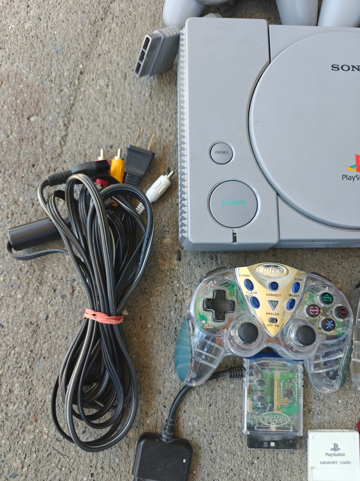 Sony PS1 SCPH-5501 Bundle – 4 Controllers (2 Wireless), 4 Memory Cards + 1 Game