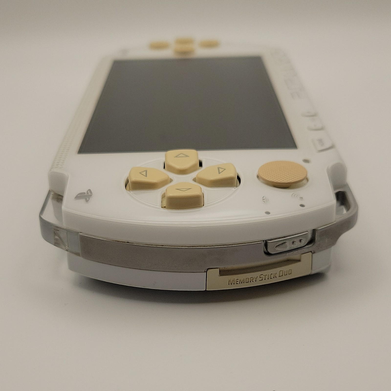 Sony PSP 1000 White Beige Handheld System Wi-Fi Capability CFW ready.