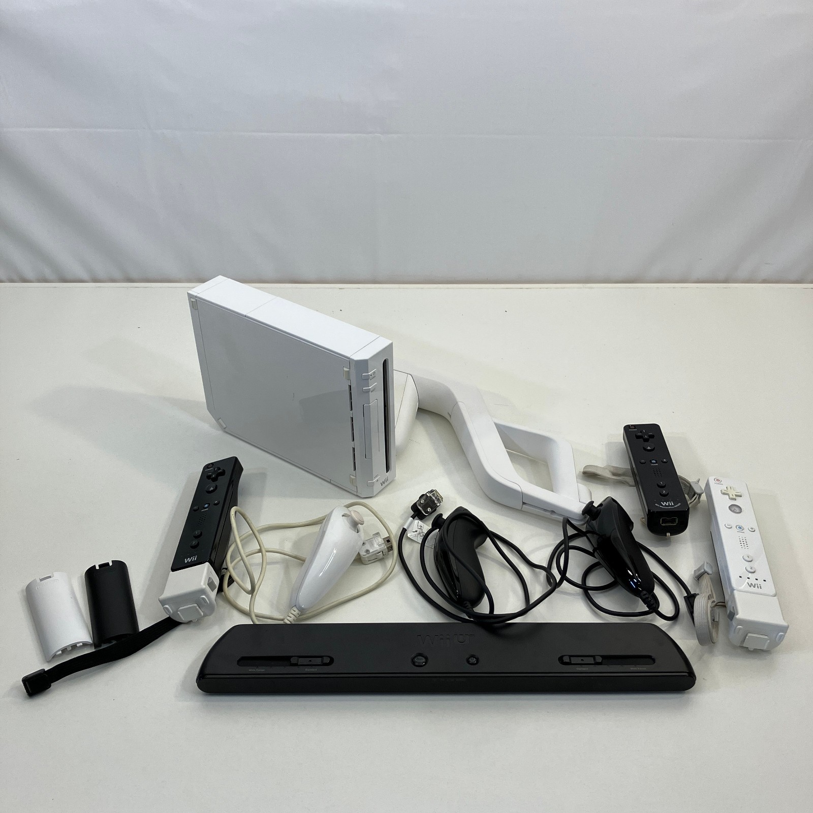 Nintendo Wii Console Bundle with 12 Games & 3 Wii Mote Controllers & Nunchucks