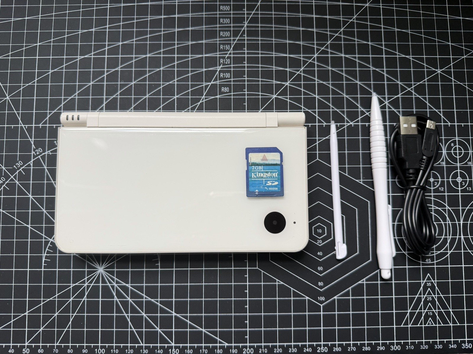 Nintendo DSi XL White W/ 2GB SD Card – Run Eng Games 100% Tested *READ DESC