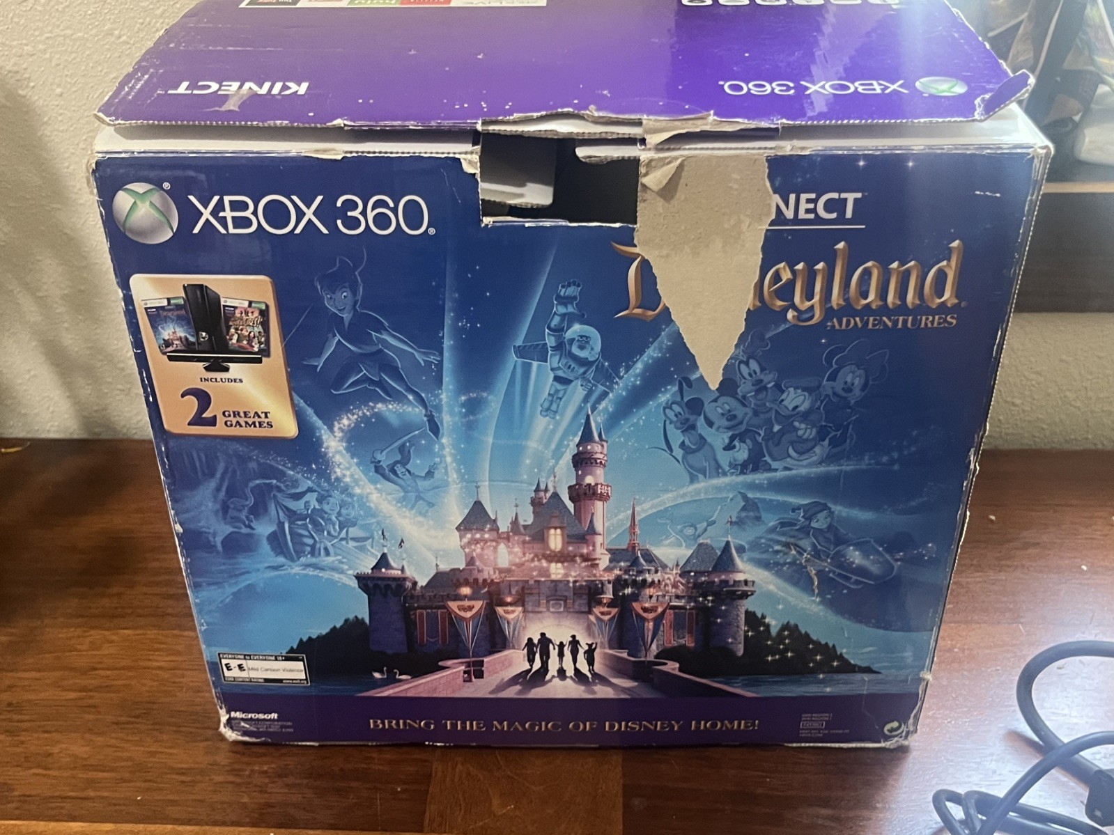 Xbox 360 Console with kinect Box 2 controllers and call of duty mw2