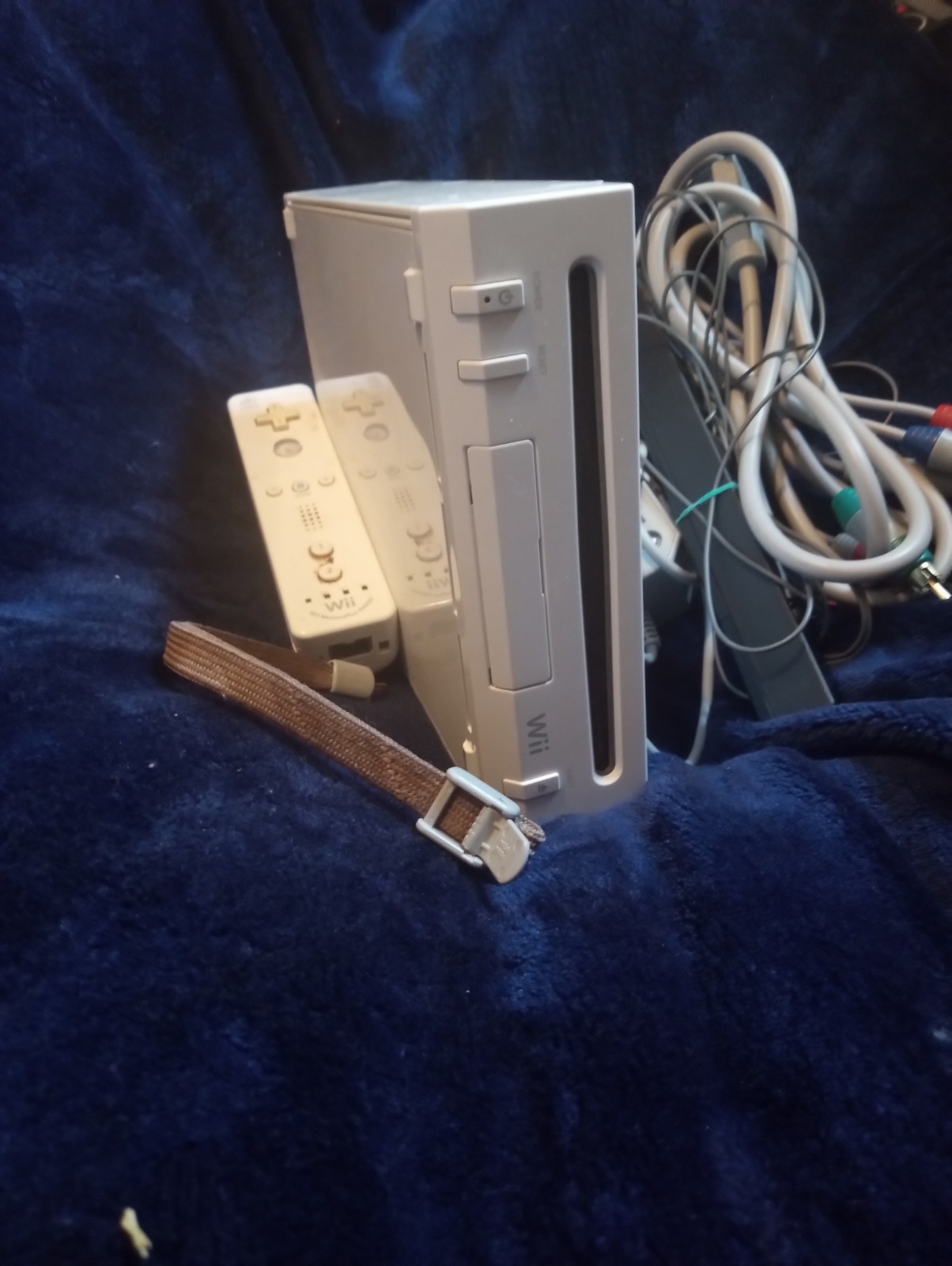 Nintendo Wii White Console with Controllers, Cables, Motion Control, RCA