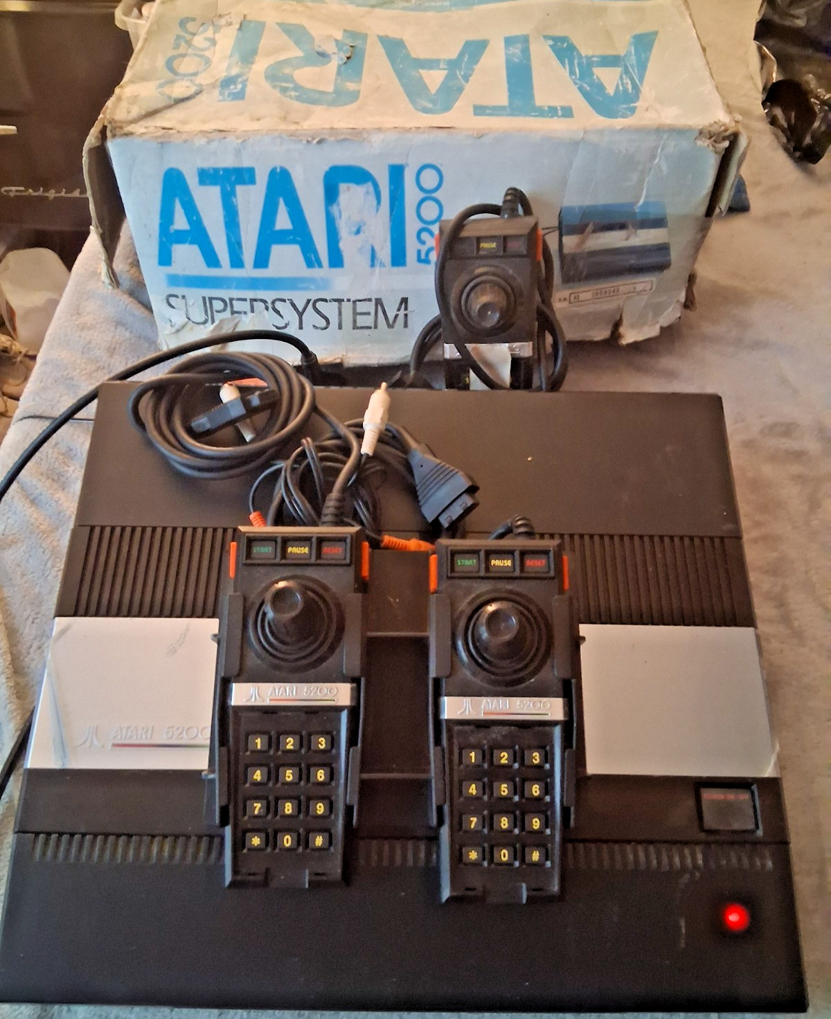 Atari 5200 4 Port Console AV Composite, Power Mod, Controllers, Powers On