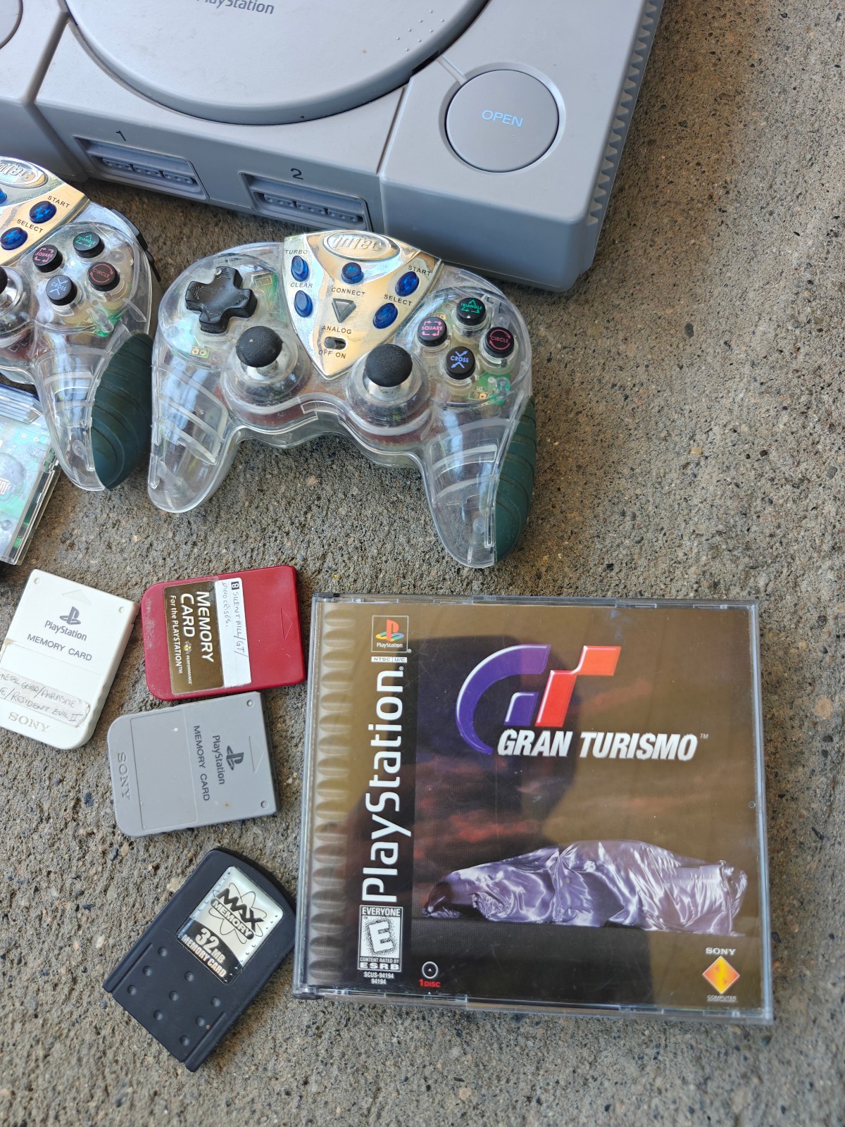 Sony PS1 SCPH-5501 Bundle – 4 Controllers (2 Wireless), 4 Memory Cards + 1 Game