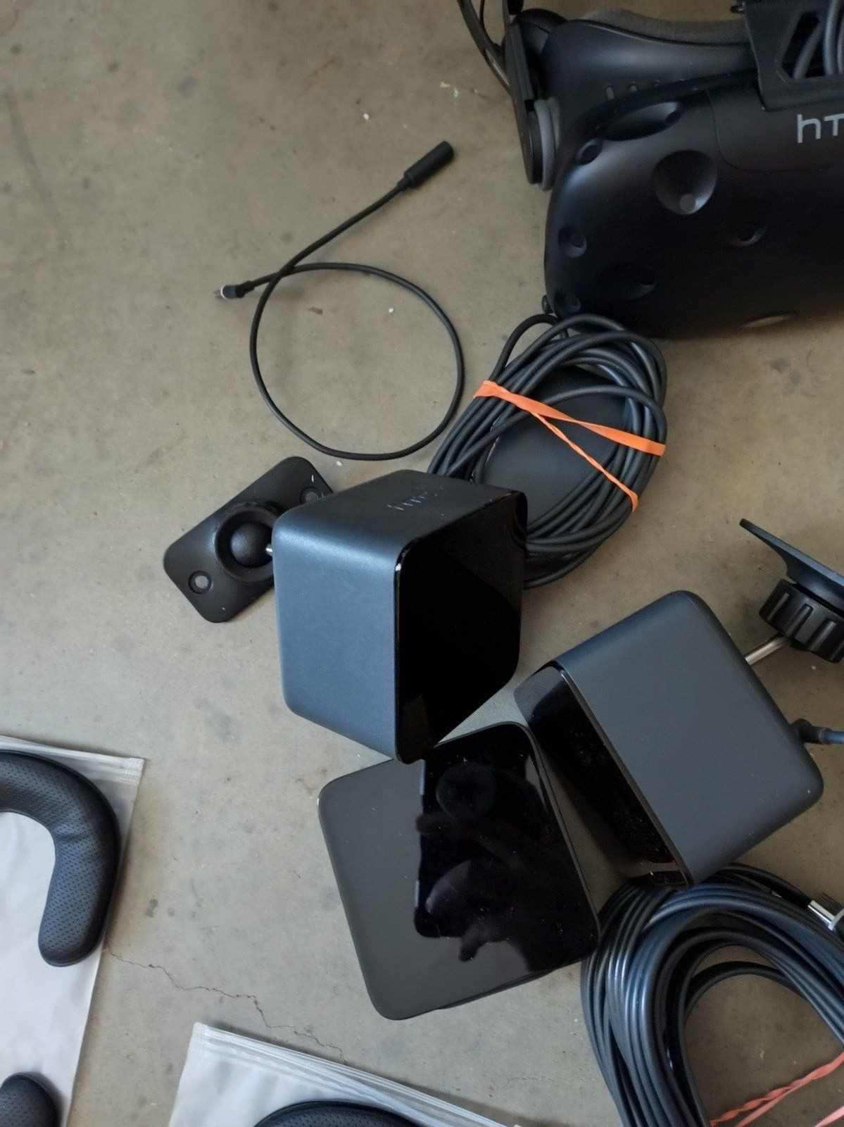 HTC Vive VR Headset Complete Set Full Kit System Virtual Reality Excellent