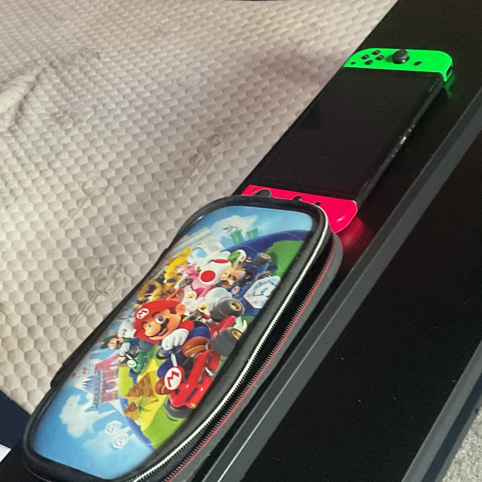 Nintendo Switch 32GB Wi-Fi Neon Red/Green Joy-Con Black Tablet + Case