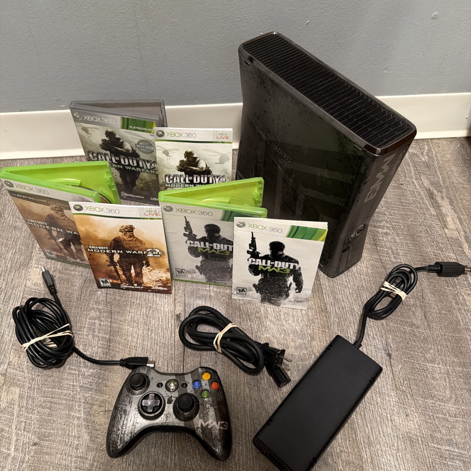 Xbox 360 S 320GB Modern Warfare 3 Limited Edition Console 1 controller, 3 games