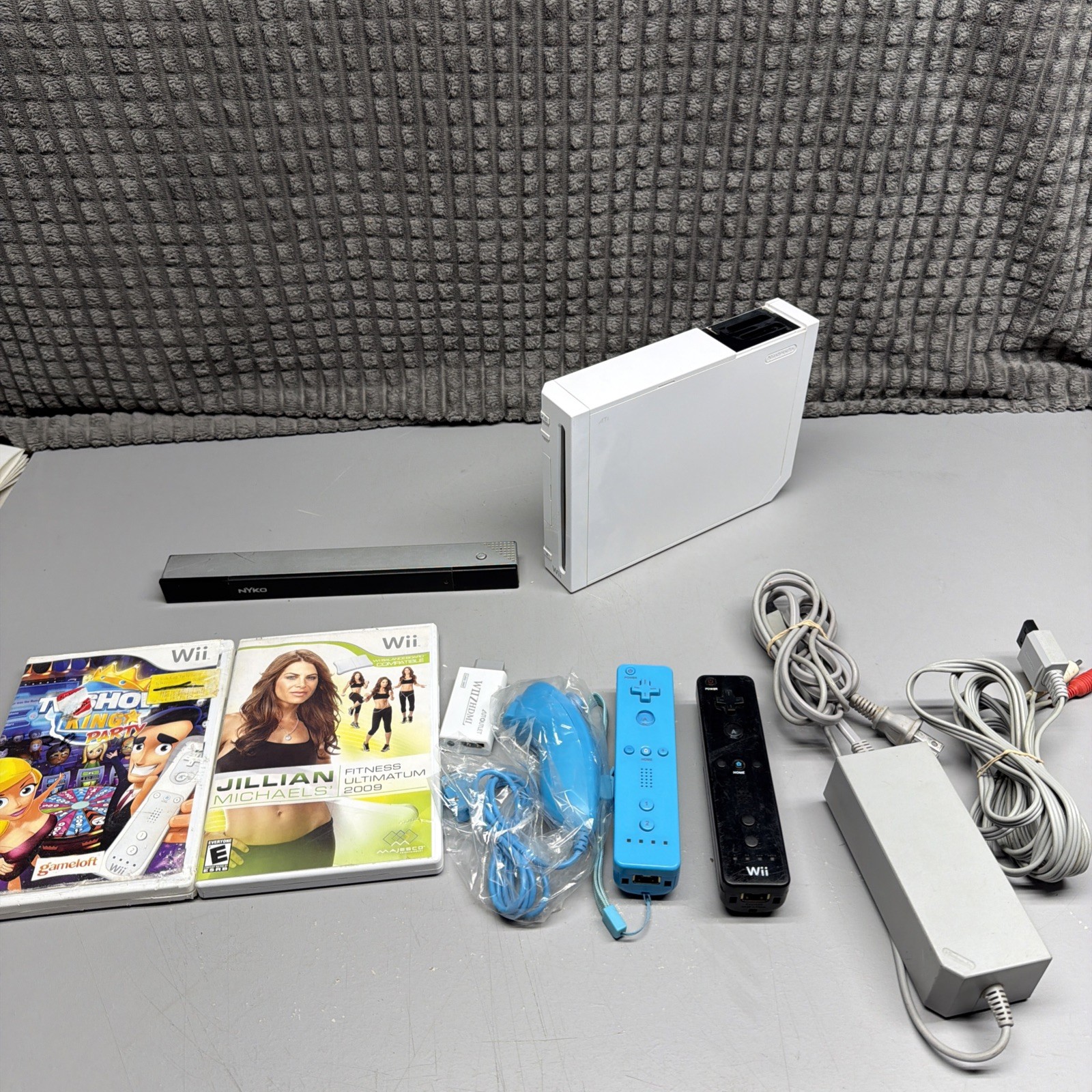 Nintendo Wii Game Console RVL-001 Bundle, White , 2 Controllers 2 Games HDMI Adp