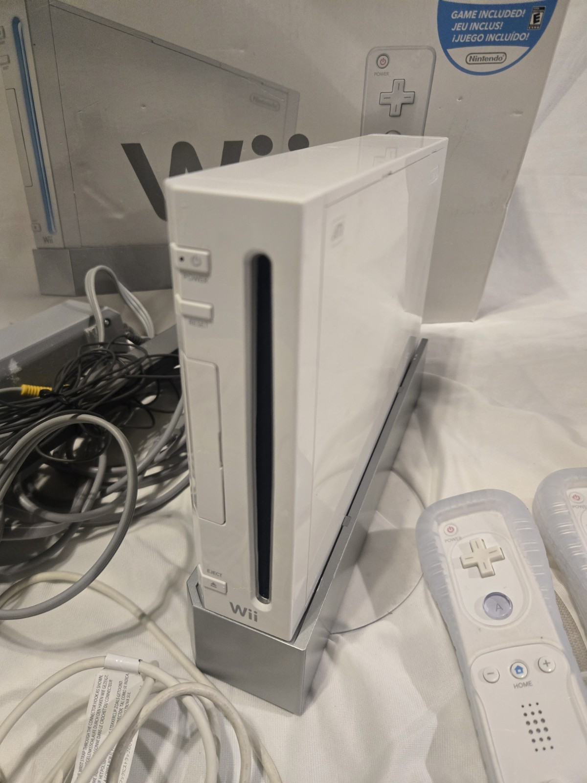 Nintendo Wii White Bundle Controllers Nunchucks Cords Sensor Bar USED READ WORKS