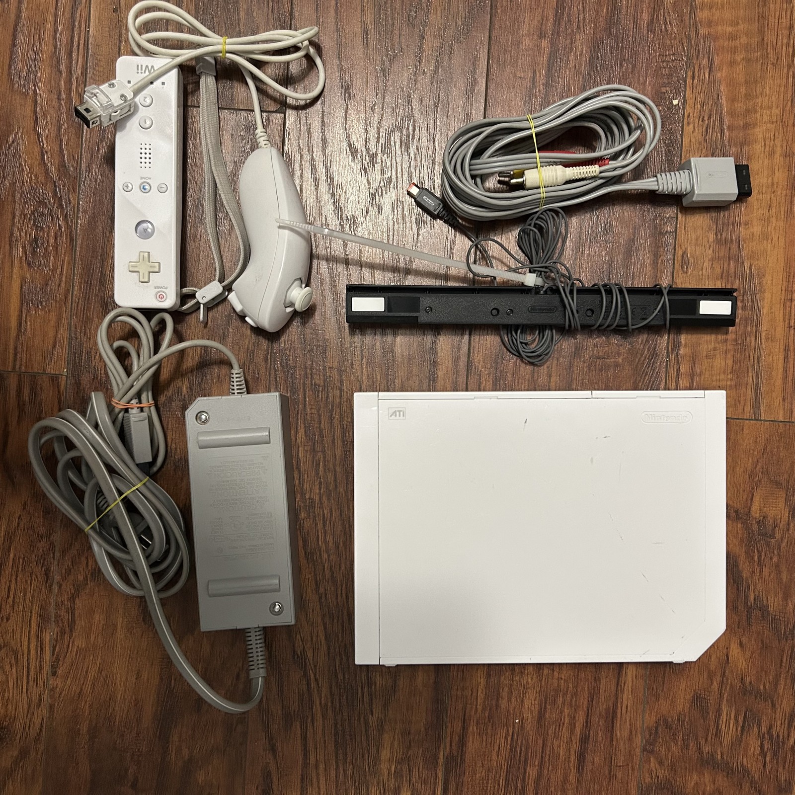 Nintendo Wii Console Bundle White Remotes Sensor Bar Cables Power Complete Style