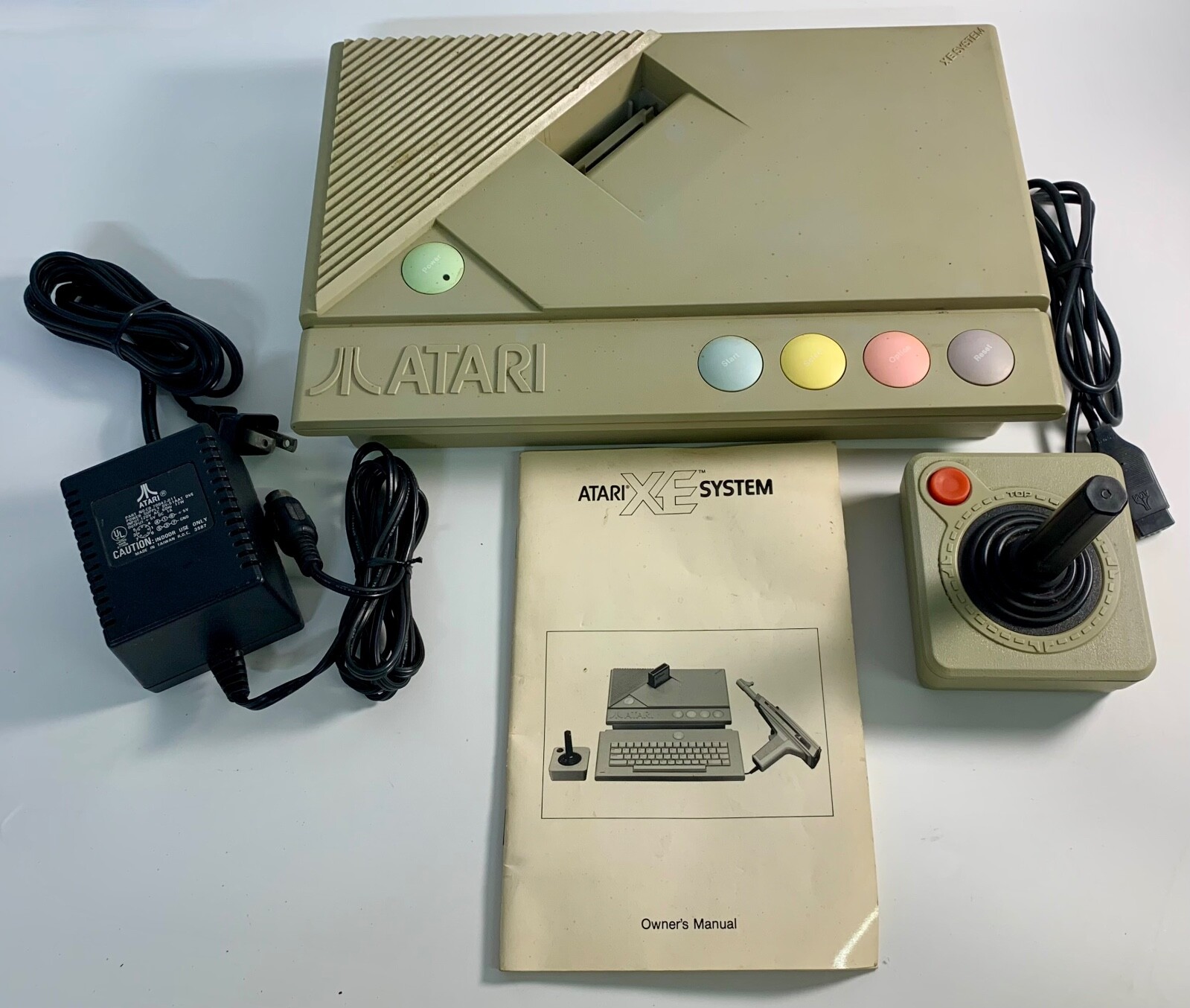 Atari XE System Console w/ Controller, Manual & Power Supply POWERS ON Read Desc