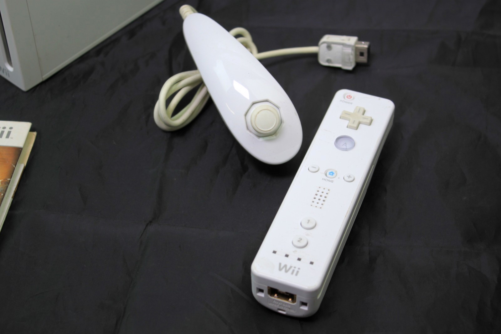 White Nintendo Wii Console System Bundle w/ 2 Controllers & 1 Game