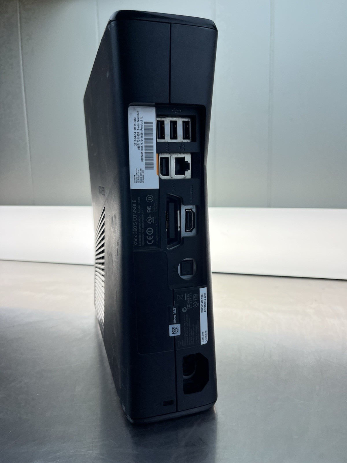 Xbox 360 S console bundle featuring a Kinect sensor. No Cables, No Controller