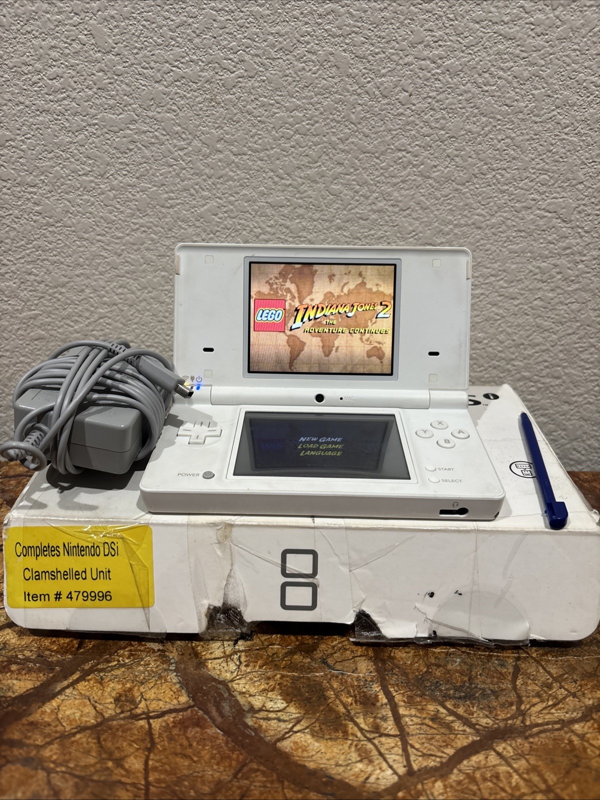 Nintendo DSI WHITE CONSOLE IN BOX WITH CHARGER, STYLUS, And 1 GAME NO SD CARD