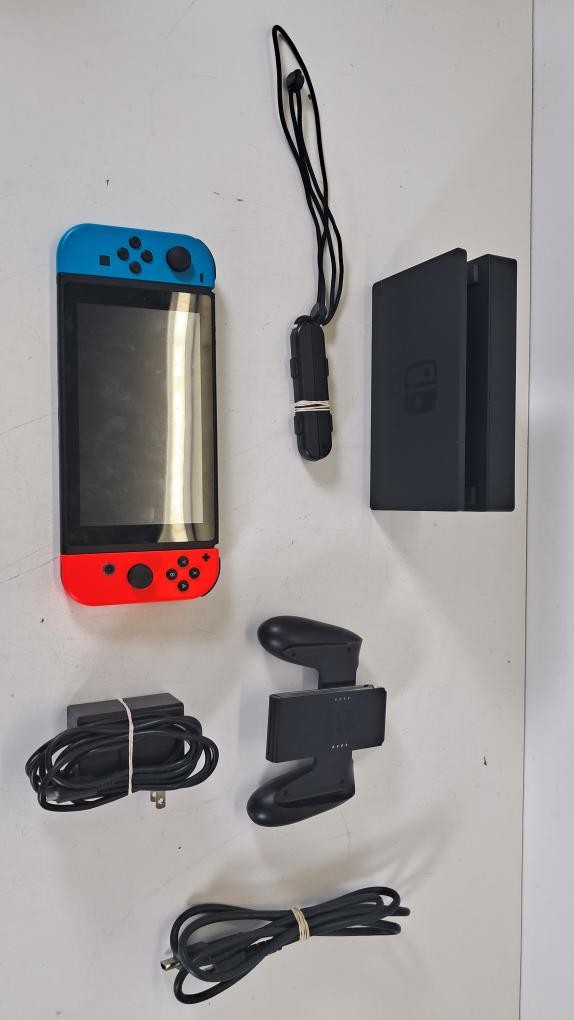 NINTENDO SWITCH HANDHELD – HAC-001(-01) V2 (P09030572)