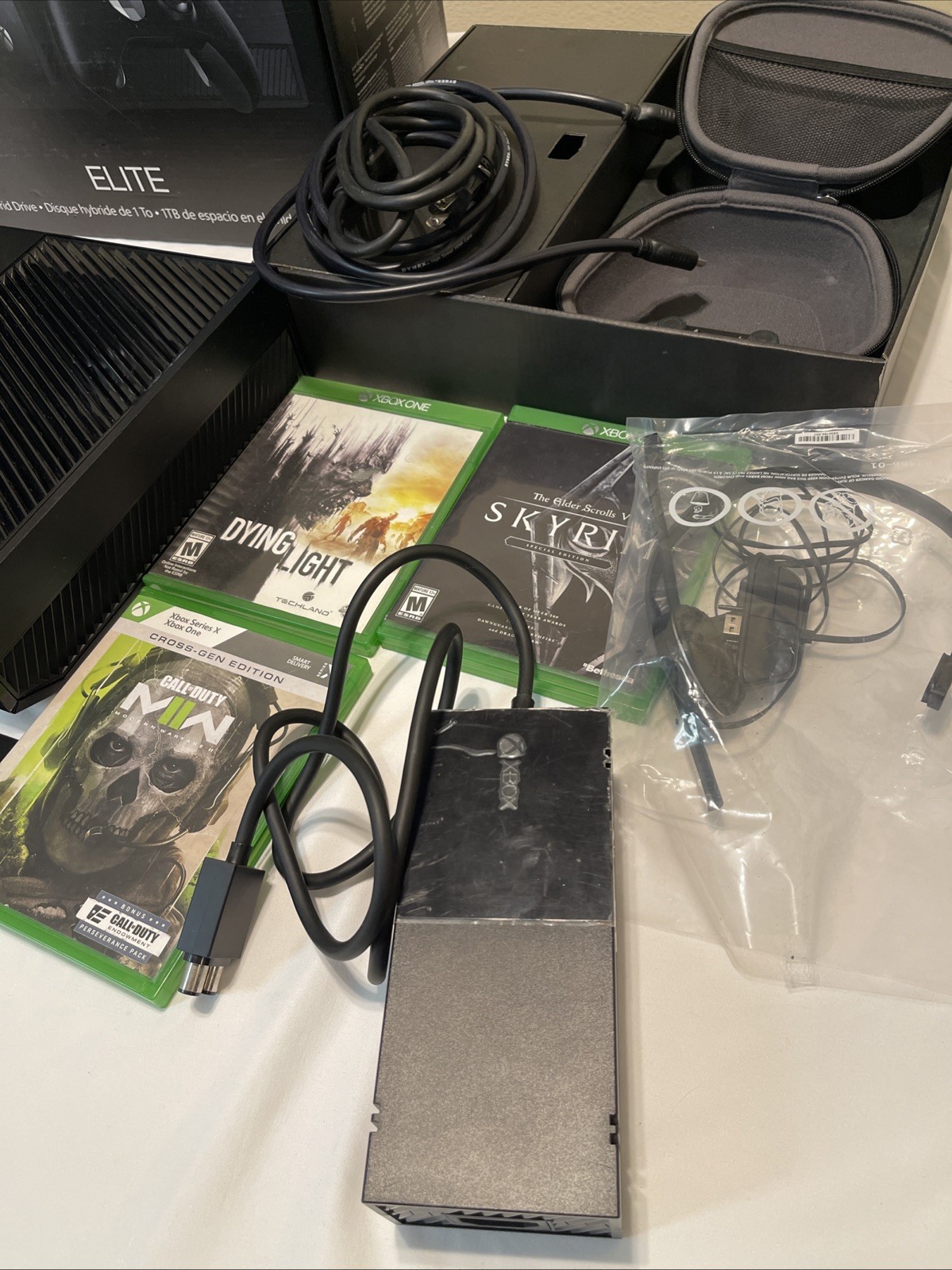 Xbox One Elite 1TB Console Bundle CIB Elite Controller 2 Controllers 3 Games
