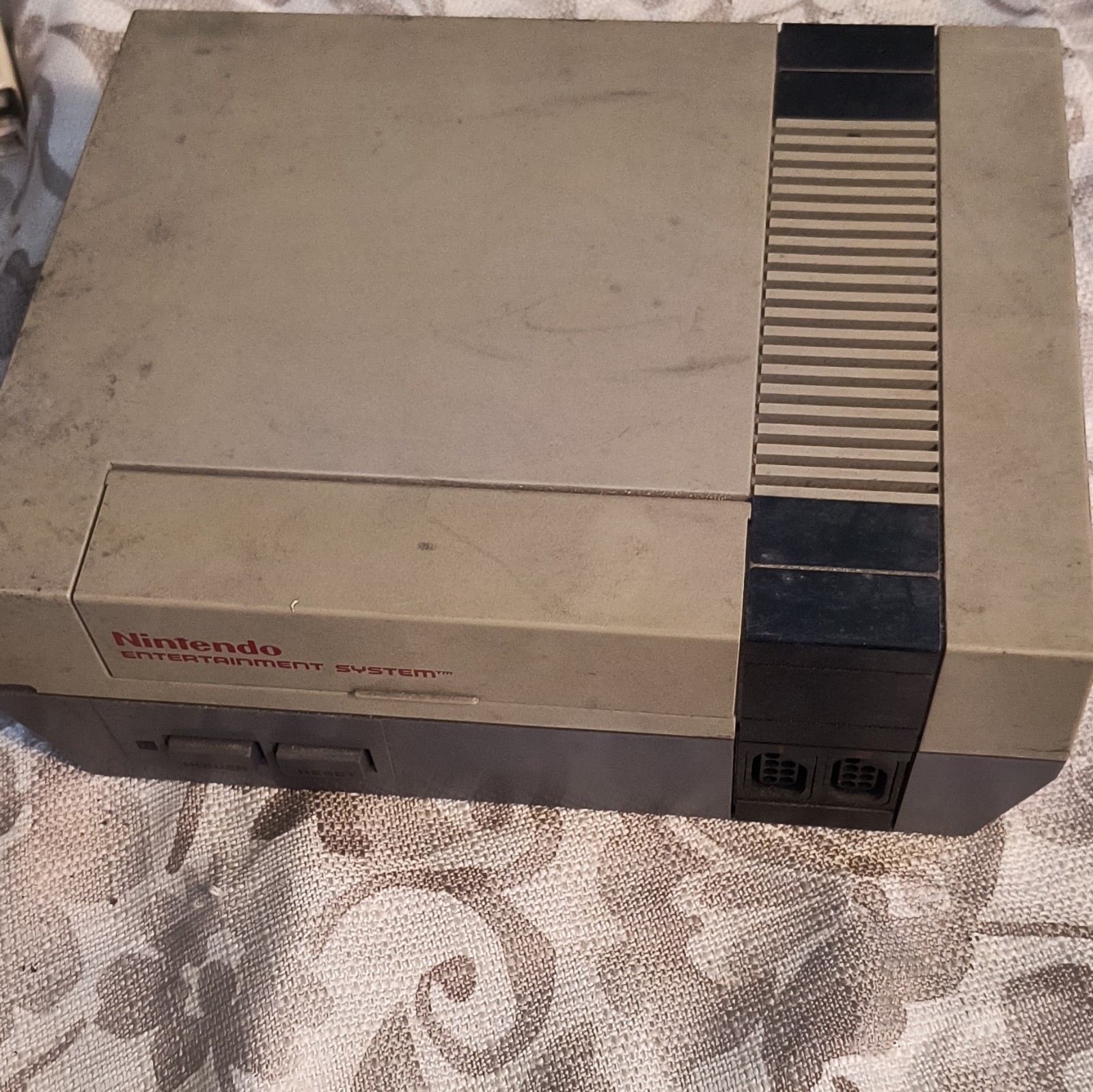 Nintendo NES-001 Entertainment System Console Gray/Beige RF NTSC-U/C 1985