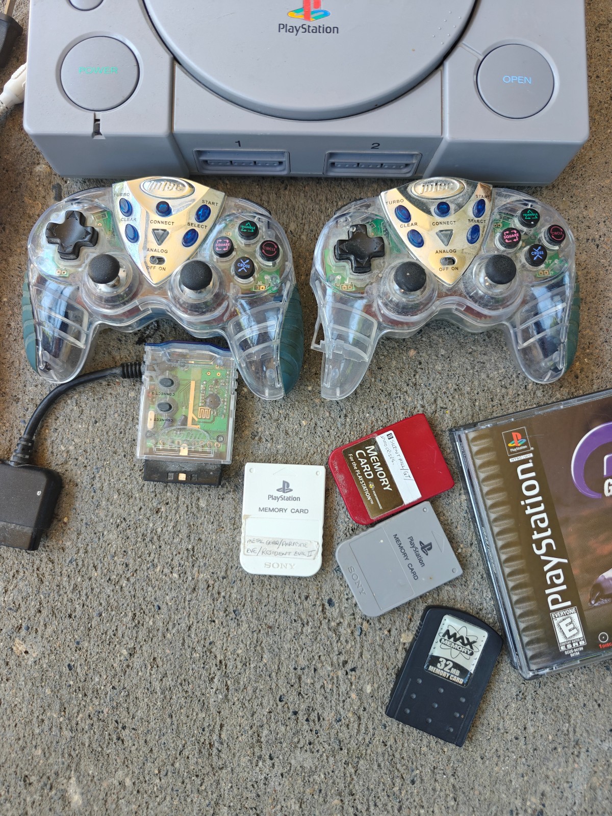 Sony PS1 SCPH-5501 Bundle – 4 Controllers (2 Wireless), 4 Memory Cards + 1 Game