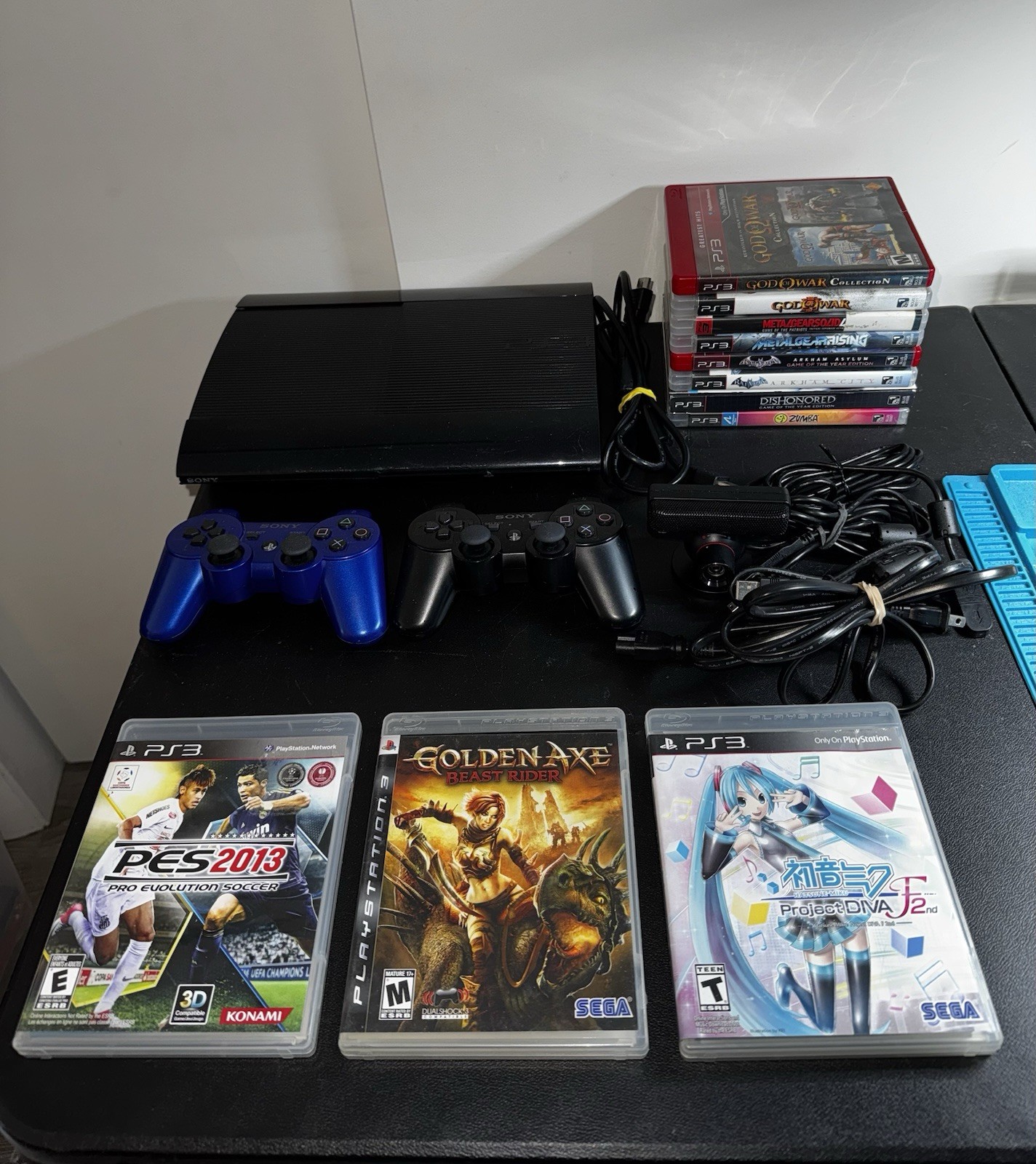 Sony Playstation 3 Super Slim 500G Controllers 10 Games Hatsune Miku God War PS3