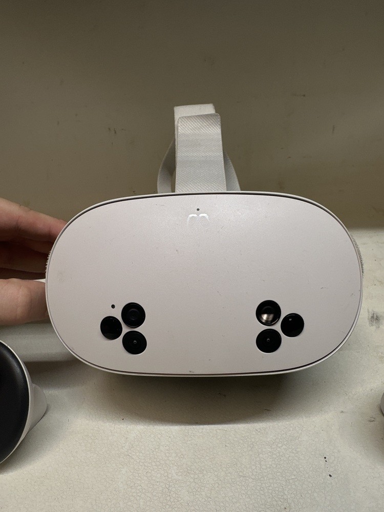 Meta Quest 3S 128GB Standalone All-in-One VR Headset Great Condition