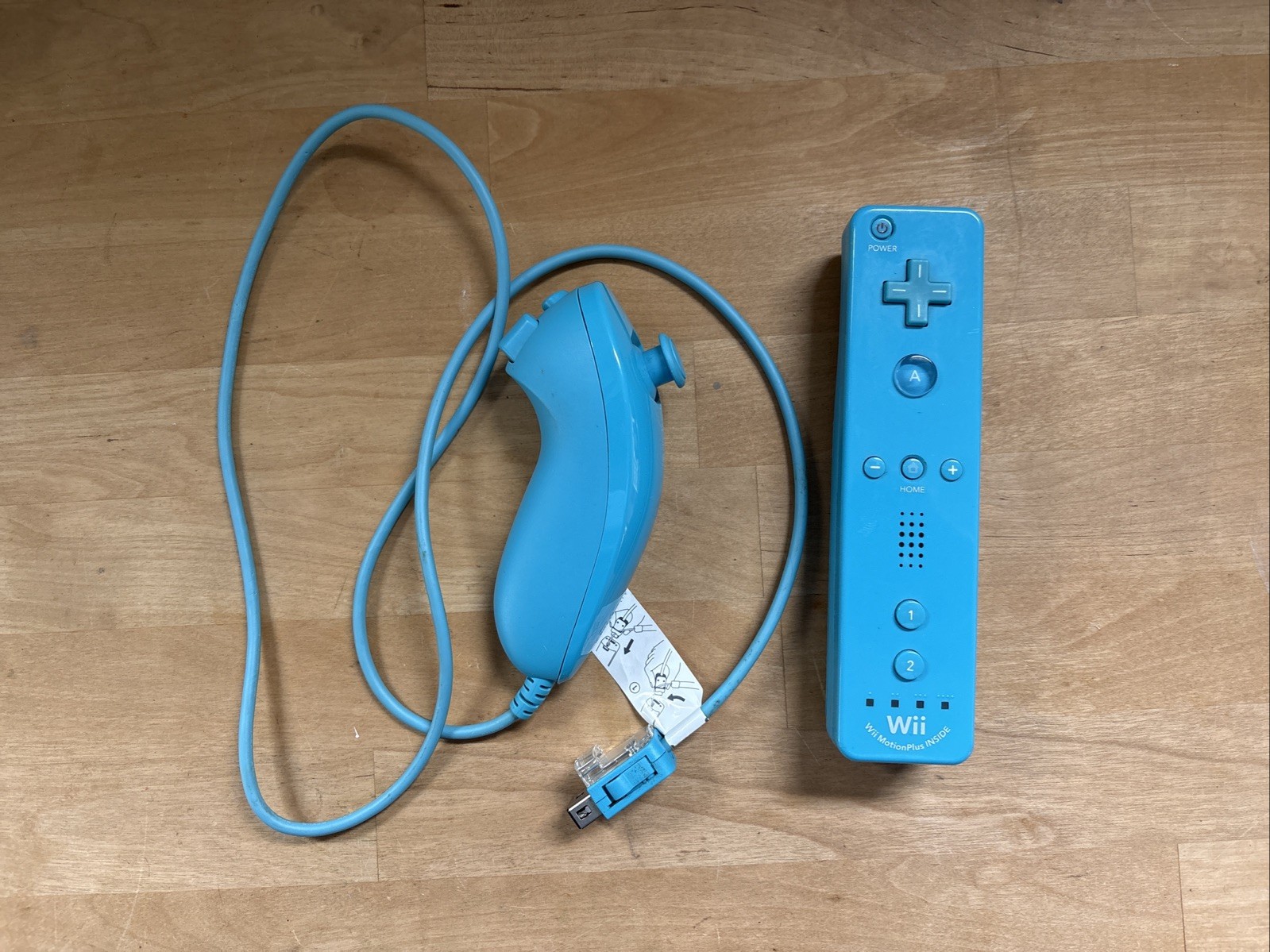 Nintendo Wii Blue RVL-101 Console Bundle w/ Controllers, Sensor Bar + 3 Games