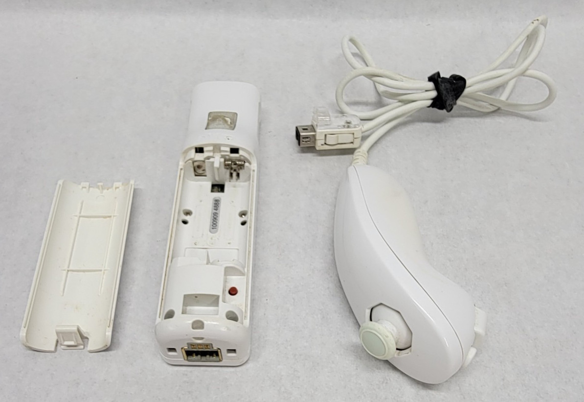 Nintendo Wii Bundle w/ Cords, Controllers & 4 Games (Play, Smurfs, 4×4, Titanic)