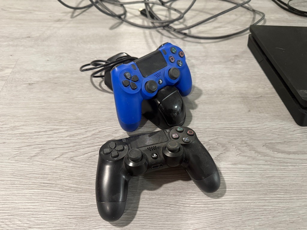 Sony PS4 Slim Console Bundle 2 Controllers Charger LEGO Star Wars BattlefrontSel