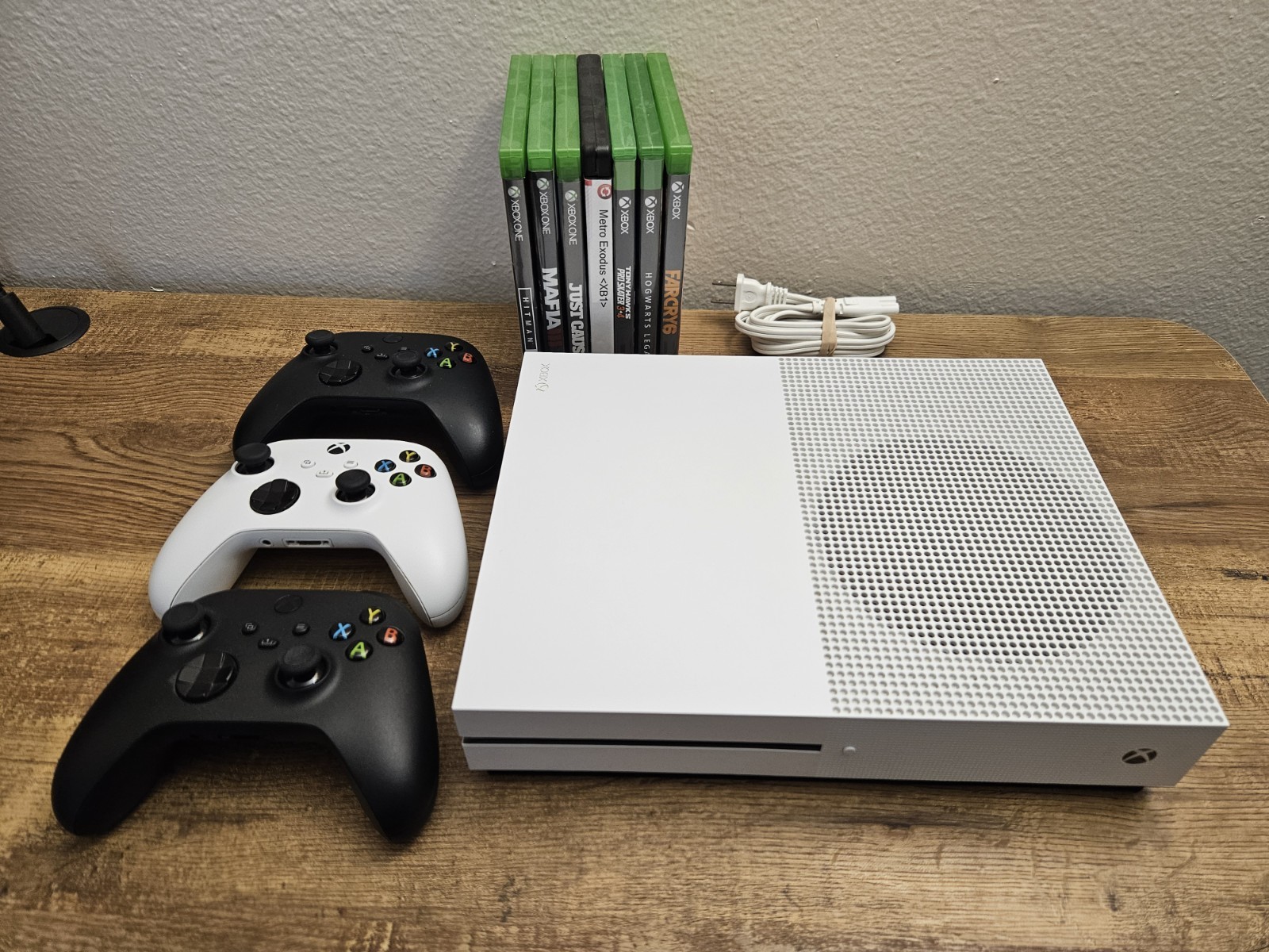 Xbox One S Upgraded 1TB Samsung 870 EVO + 3 Controllers + 7 Games