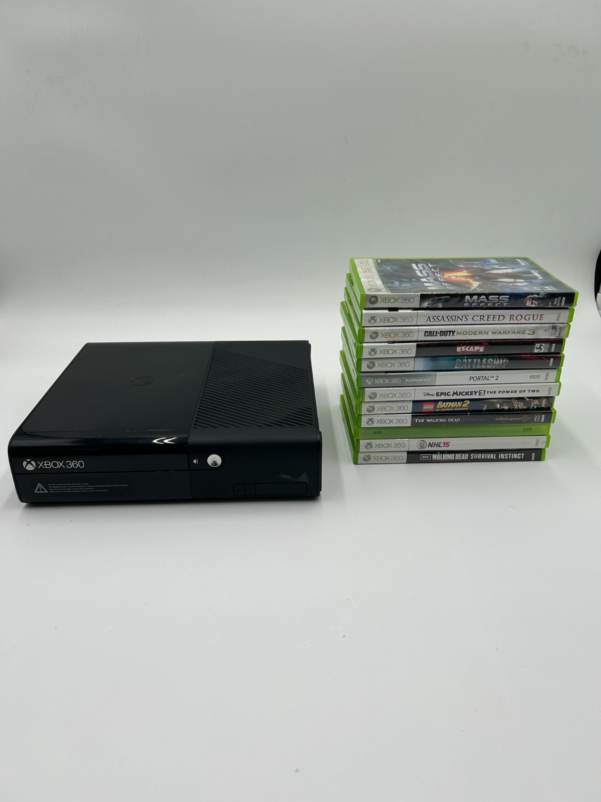 Xbox 360 E 4GB /w Cables and Games – Good Cond.