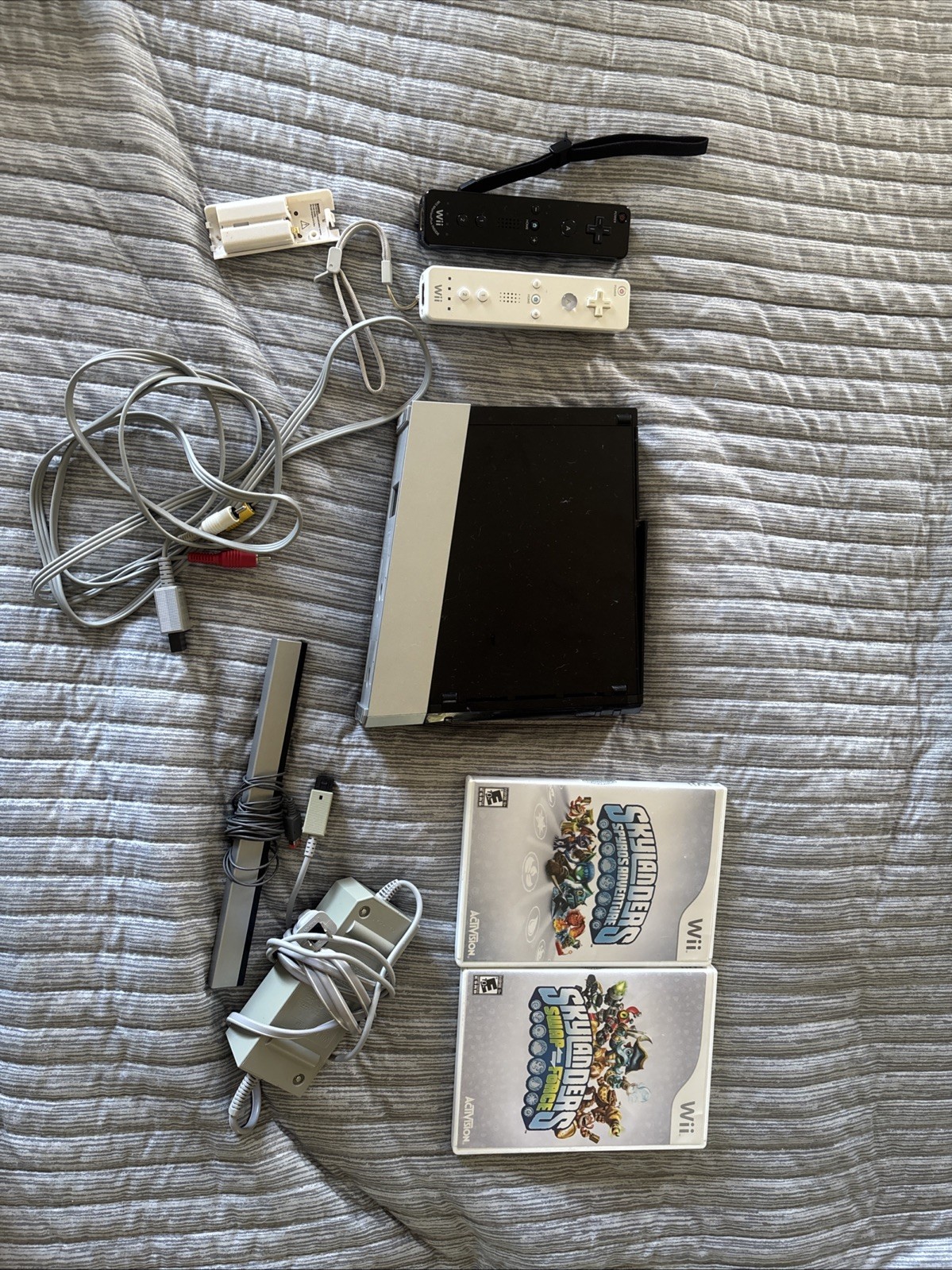 Nintendo Wii Black With 2 Controllers Rechargeable Battery Complete And Extras