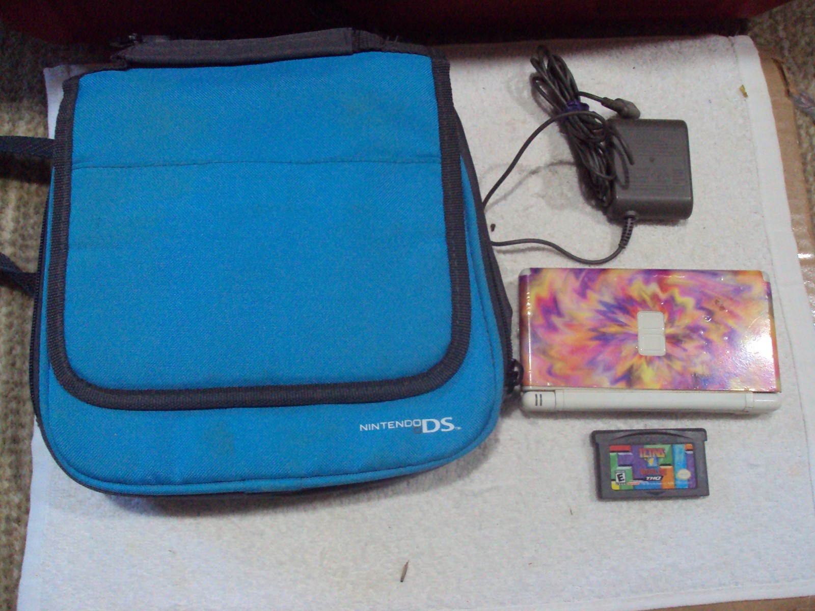 Nintendo DS Lite Handheld Console – White (CASE, GAME, STYLUS AND CHARGER)