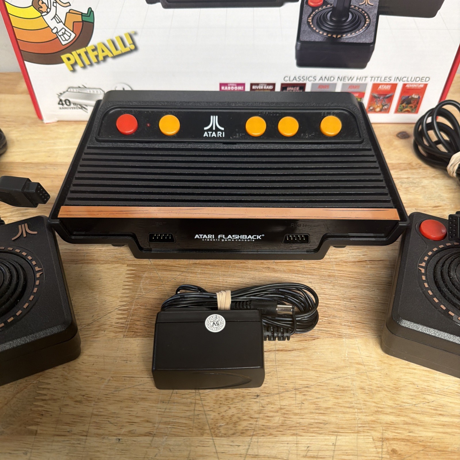 2017 Atari Flashback 8 105 games built 40th Anniversary Edition 2 Controllers