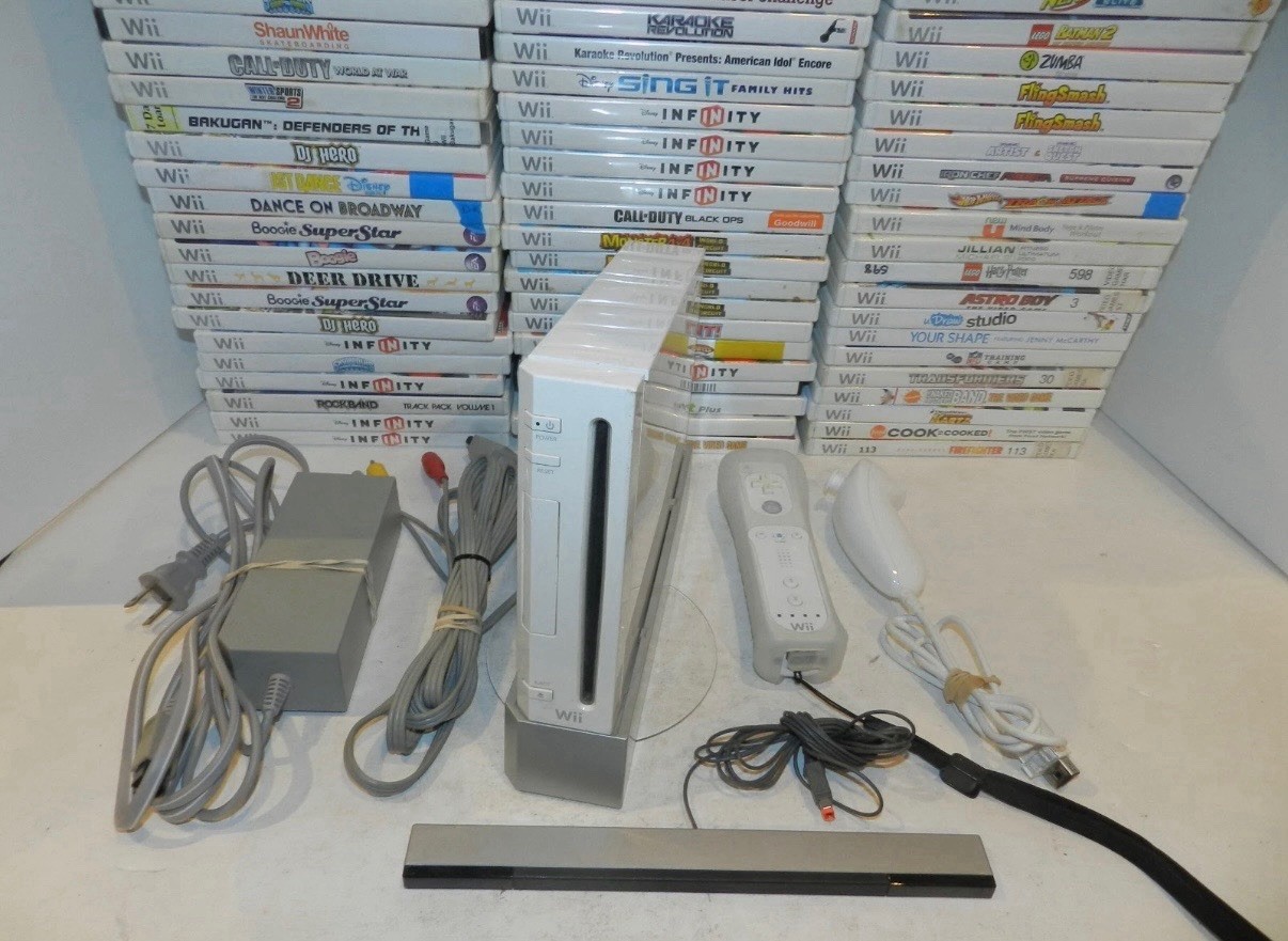 White Nintendo Wii Console System Bundle w/ Controller + 5 FREE GAMES Tested