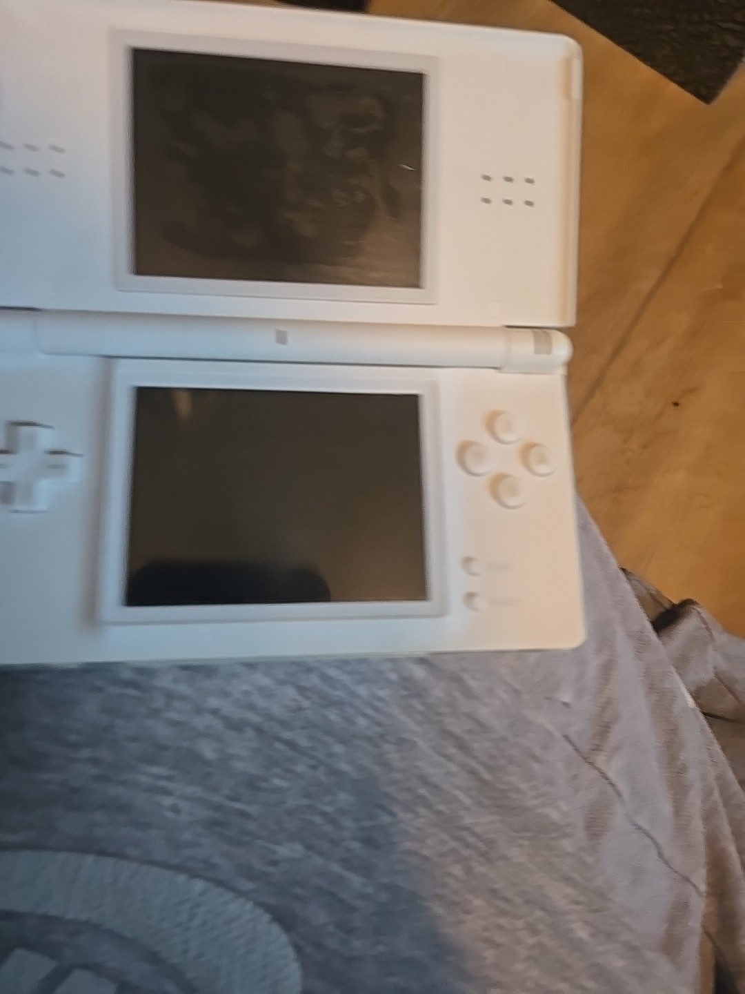 Nintendo DS Lite Console with charger And Games – Polar White DS