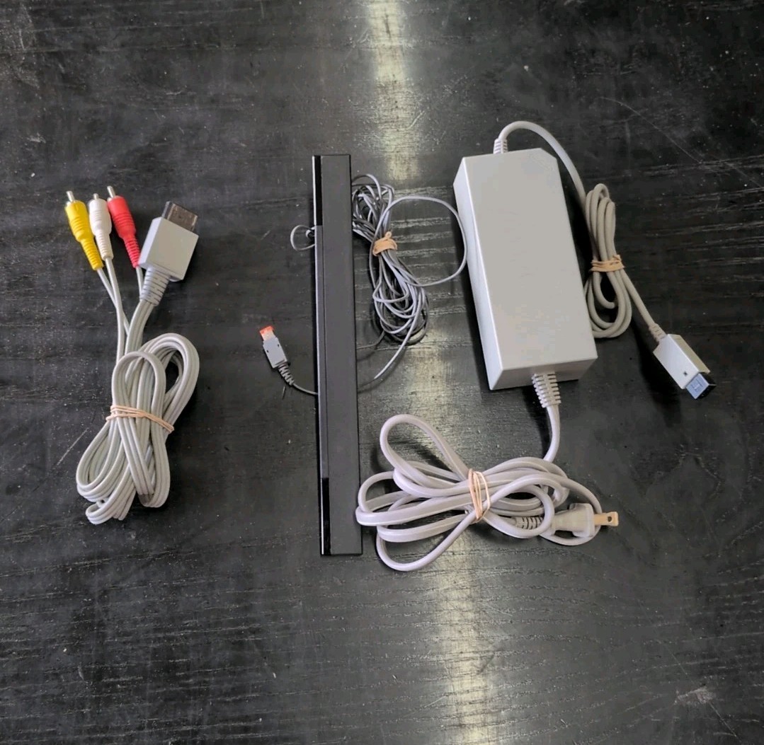 NINTENDO Wii CONSOLE BUNDLE W/ 4 Games Mario Donkey Kong Tested Works Great