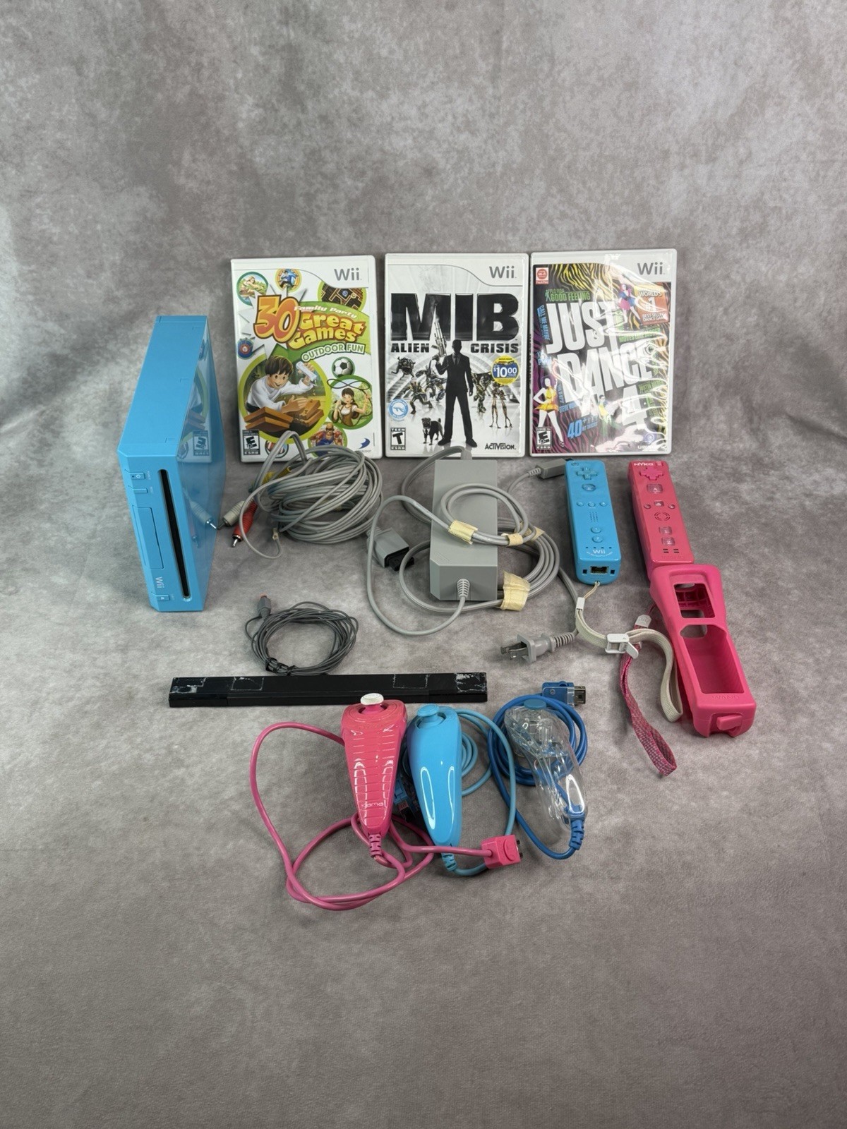 Nintendo Wii Video Game System RVL-101 (USA) Blue Console Bundle