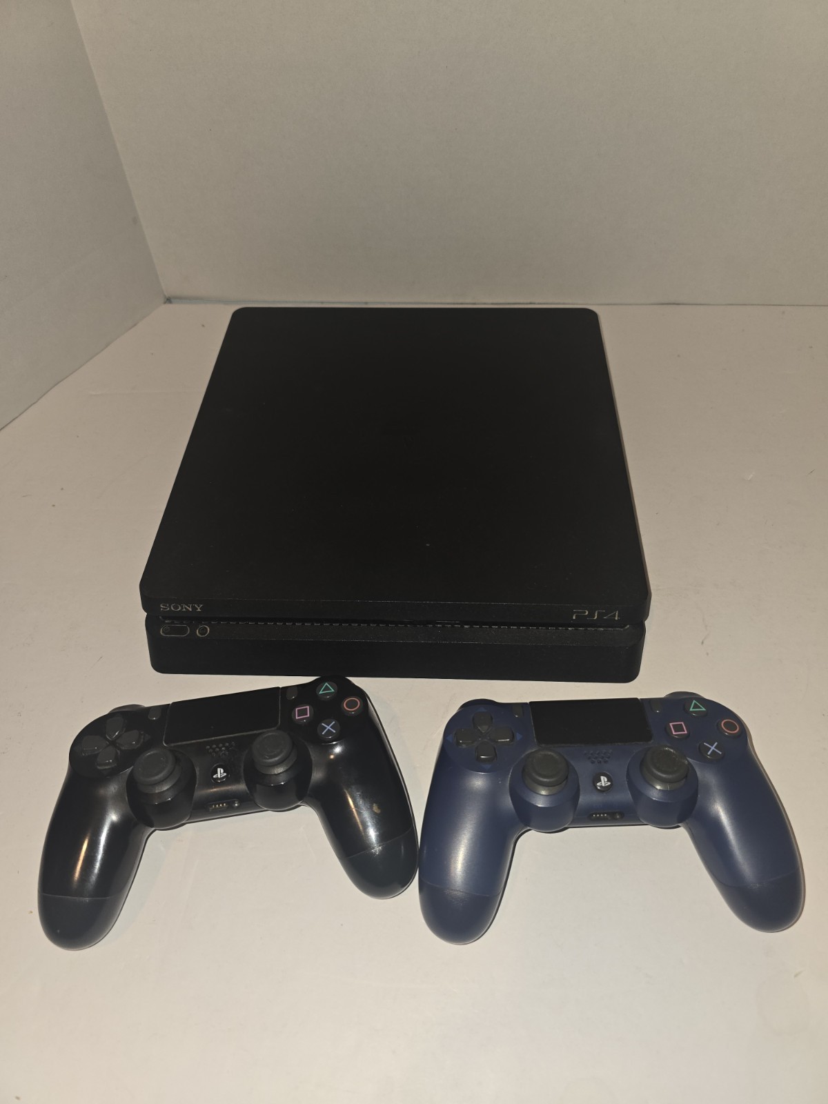 Sony PlayStation 4 PS4 Slim 1TB Console CUH-2115B With 2 Controllers & Cables