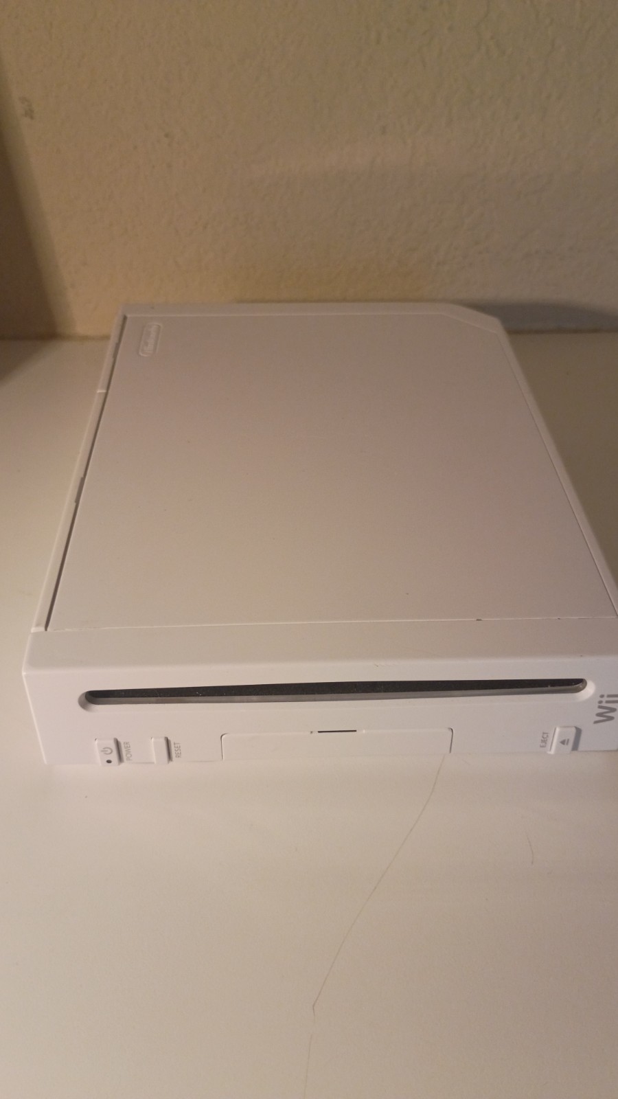 Wii Console 001 White two controllers, AV cord, Power cord, complete & Tested.